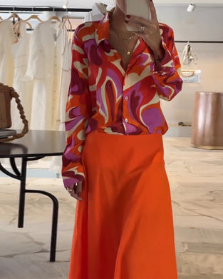 Fargerik bluse med revers og trykk med knapper