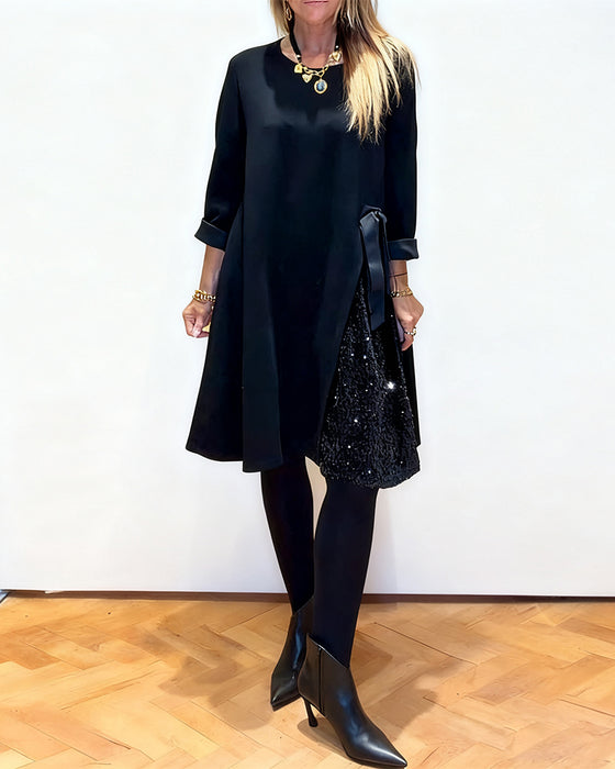 Stilfull Kjole Med Lappetæktsdetaljer Og Rund Hals