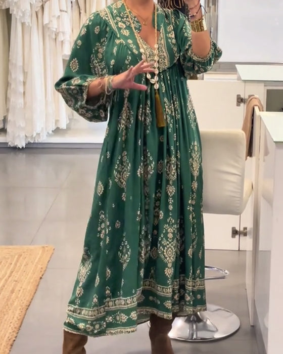 Kjole med avslappet trykk og løse lommer