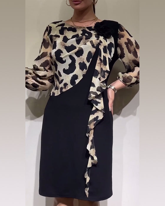 Elegant patchworkkjole med leopardmønster