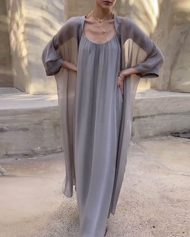 Sett Ermeløs Kjole Og Solbeskyttelsesjakke