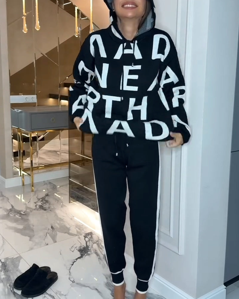 Todelt Sett Med Hette Og Bokstavsprint