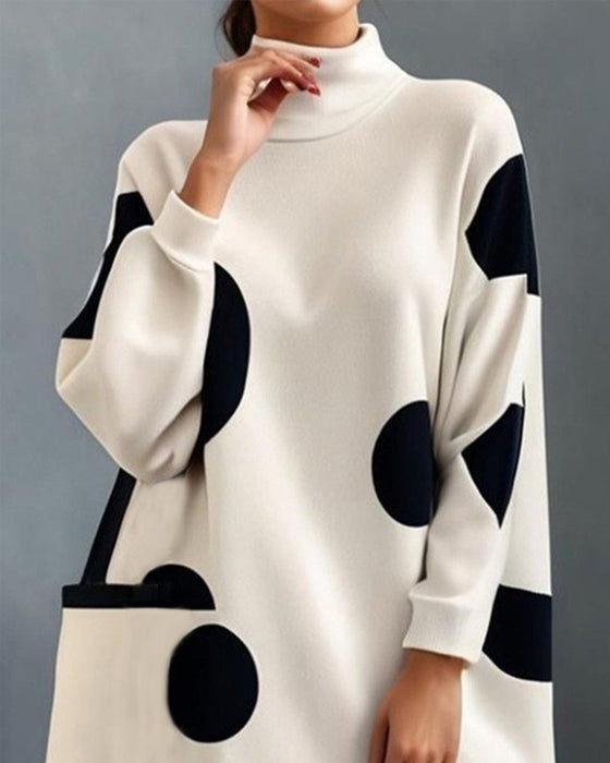 Elegant polkaprikket løs kjole med høy hals