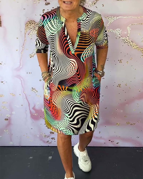 Fargerik trykt lommekjole med V-hals og halverme