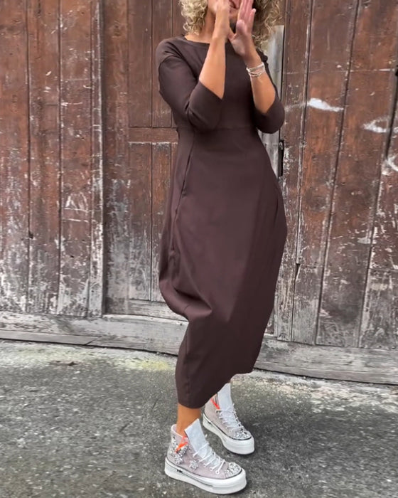 Enkel ensfarget og elegant kjole med lange ermer