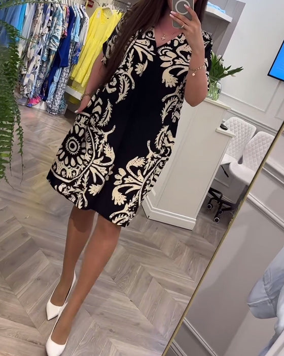 Løs kjole med retroprint med V-hals og kortermet