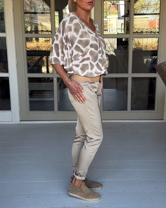 Elegant bluse med V-hals med flaggermusermer