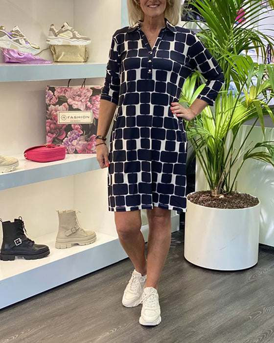 Kjole med oppslått krage med rutete mønster