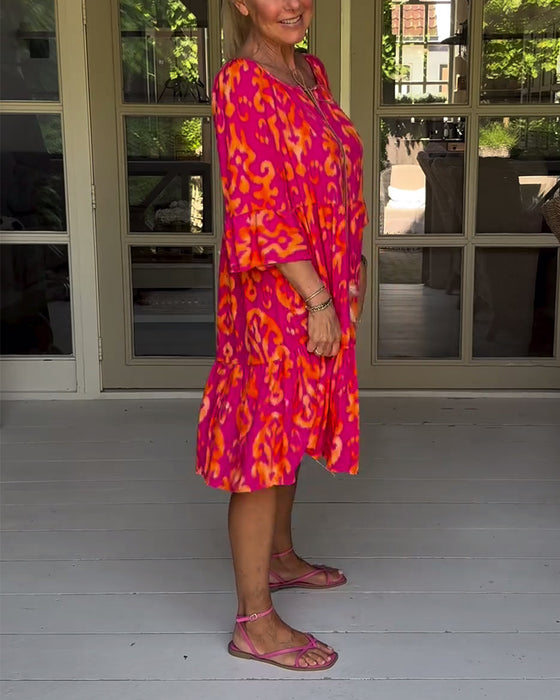 Kjole med løs trykk med klokkeermer