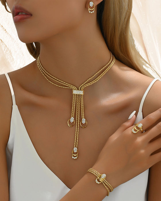 Enkelt sett med kjede og øredobber