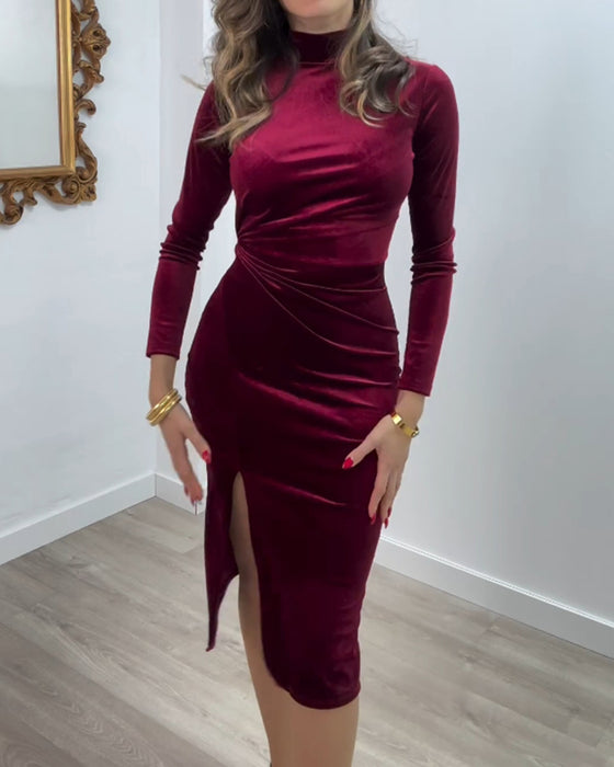 Elegant fløyelskjole med splitt i siden