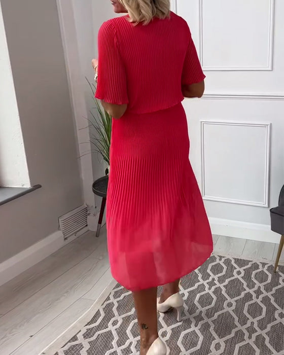 Uformell ensfarget plissert kjole med V-hals og halve ermer