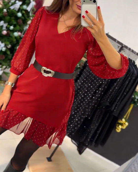 Stilfull Kjole Med V-Hals Og Lappearbeid