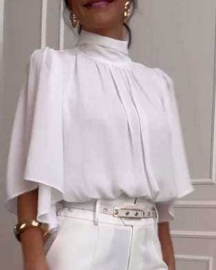 Ensfarget bluse med høy krage med sommerfuglermer