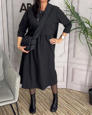 Enkel kjole med hull med rund hals