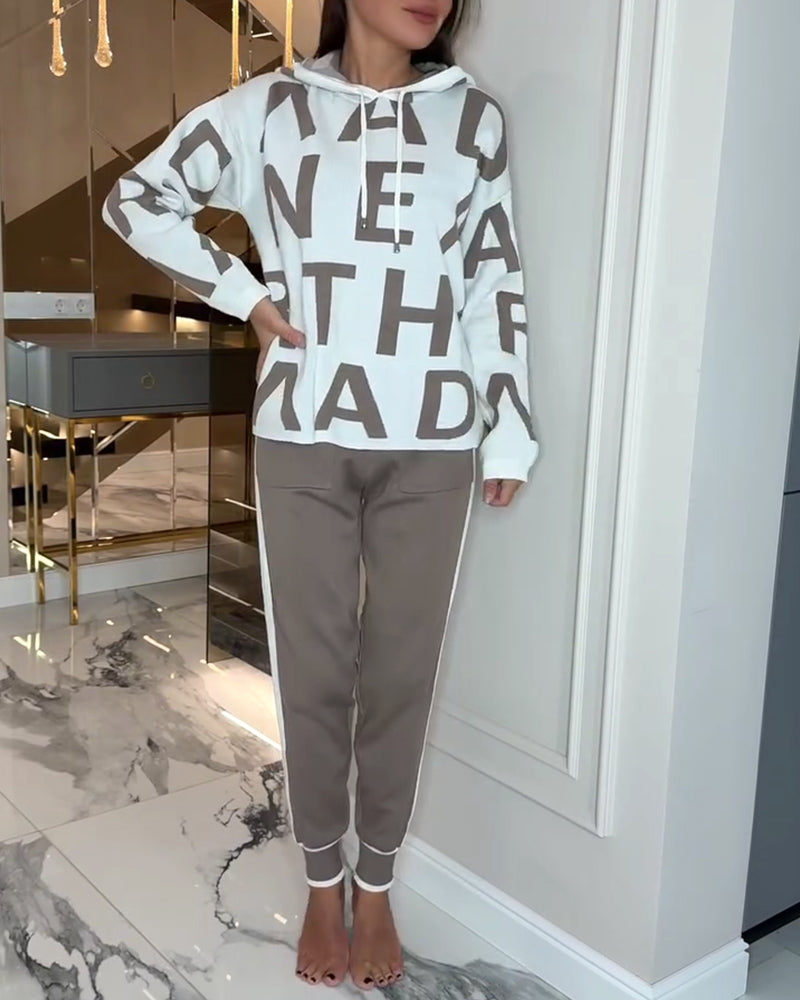 Todelt Sett Med Hette Og Bokstavsprint