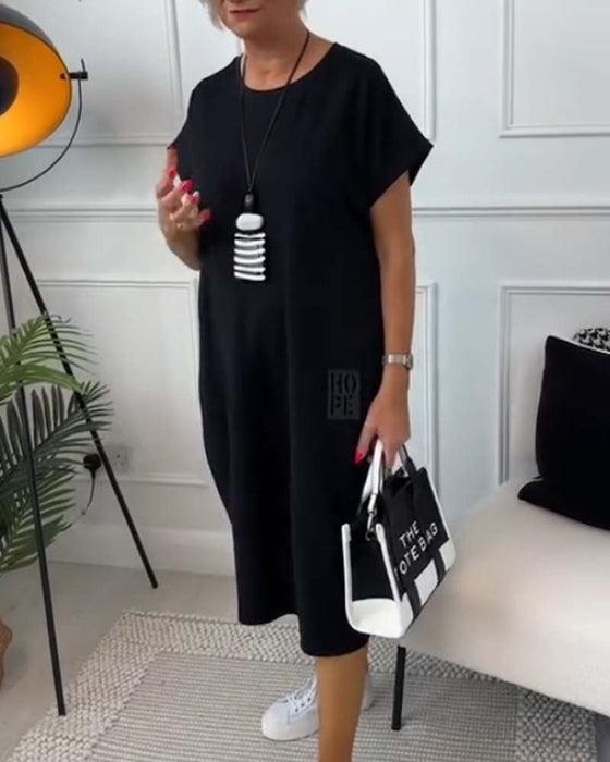 Enkel kortermet uformell kjole med bokstavtrykk
