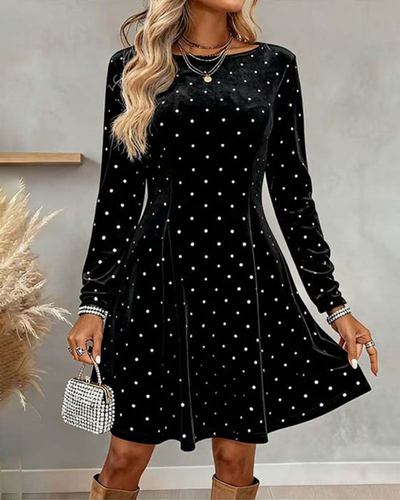 Elegant Kjole Med Glitterprikker Og Midjetilpasset Design