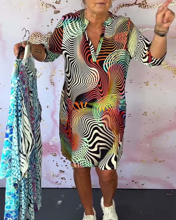 Fargerik trykt lommekjole med V-hals og halverme