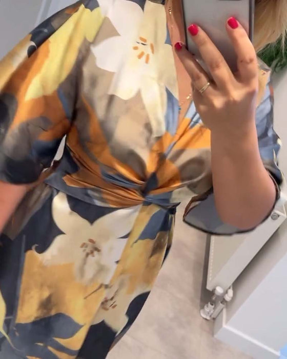 Elegant kjole med v-hals med blomstertrykk