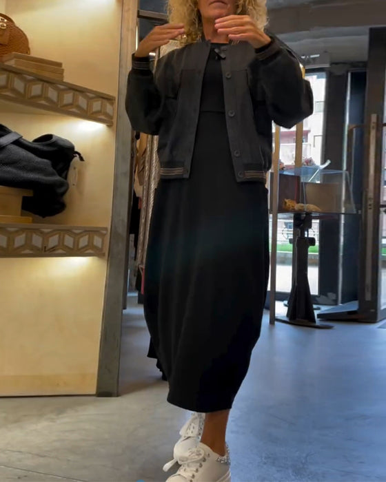 Ensfarget kjole med rund hals og lange ermer og lomme