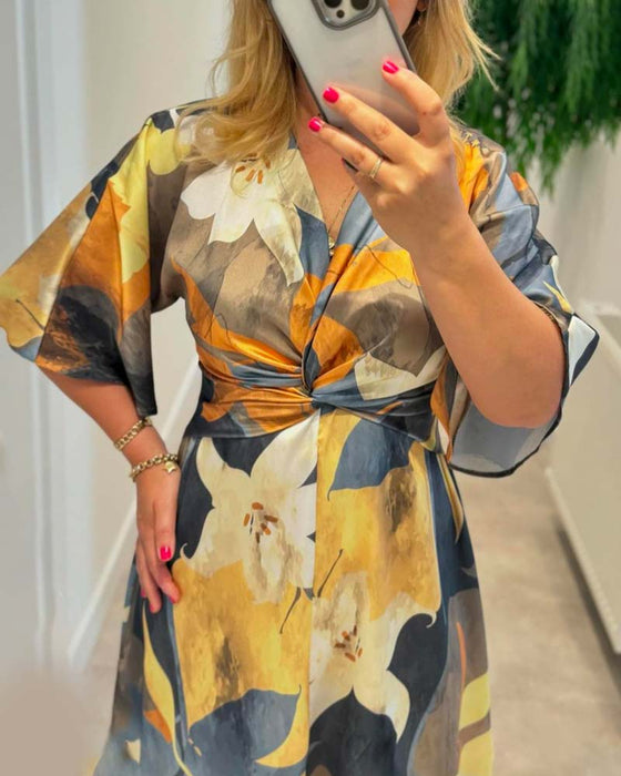 Elegant kjole med v-hals med blomstertrykk