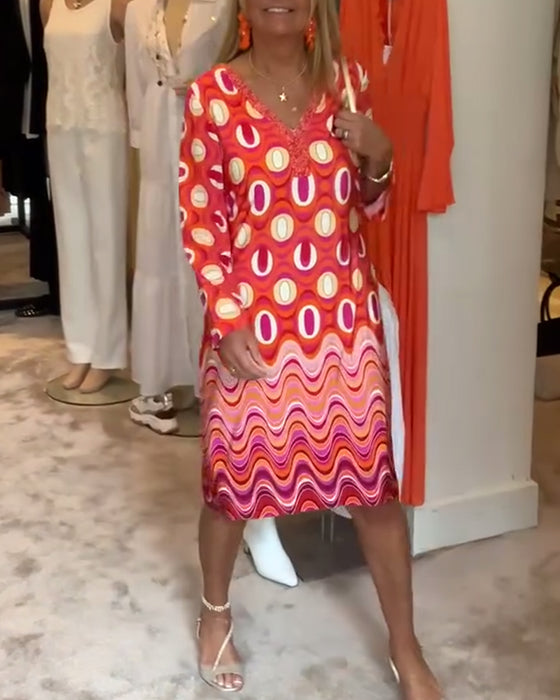 Uformell løs kjole med trykt V-hals og lange ermer