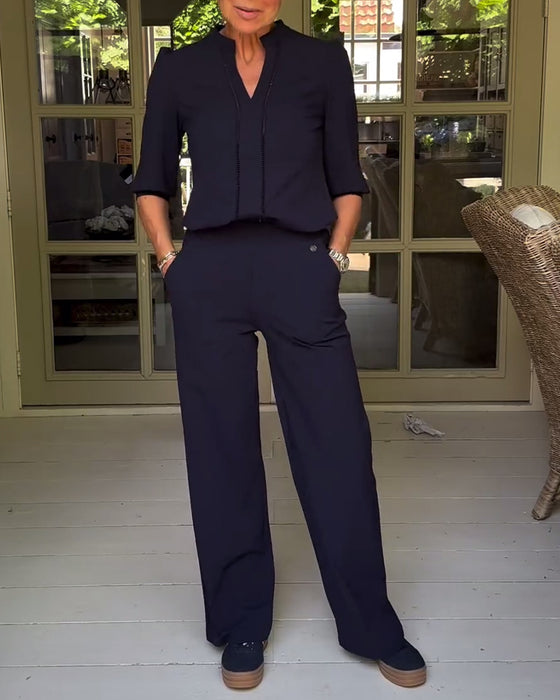 Mote ensfarget sett med V-hals og lomme