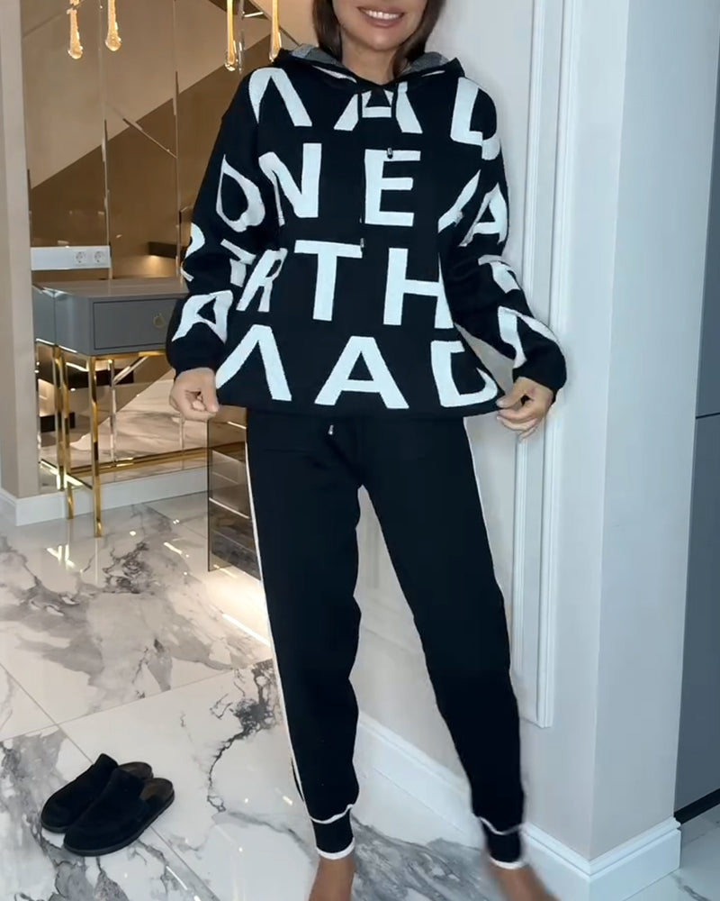 Todelt Sett Med Hette Og Bokstavsprint