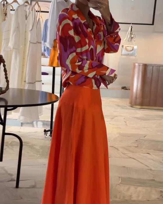 Fargerik bluse med revers og trykk med knapper