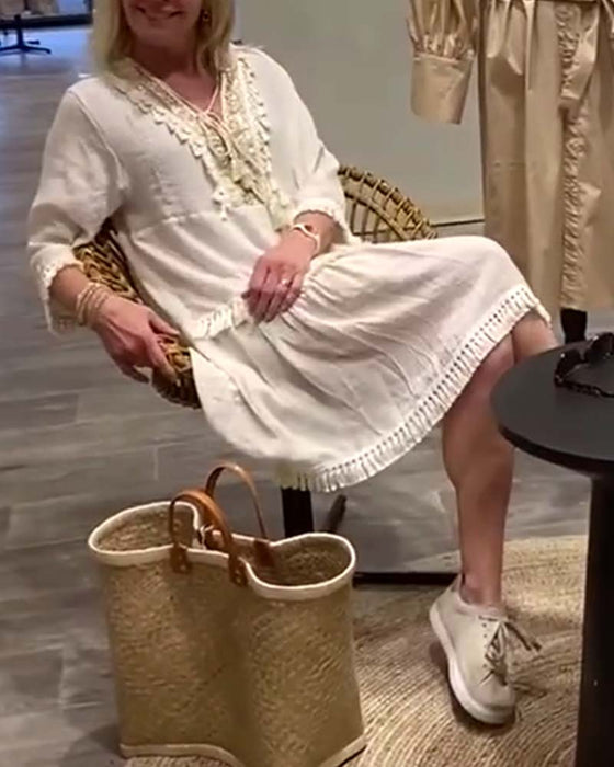 Fritidskjole med V-hals frynser med blonder