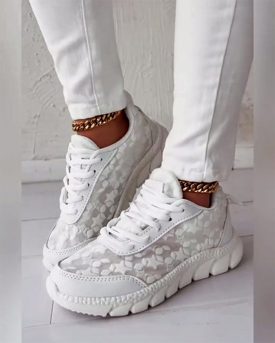 Enkle ensfargede pustende sneakers med snøring