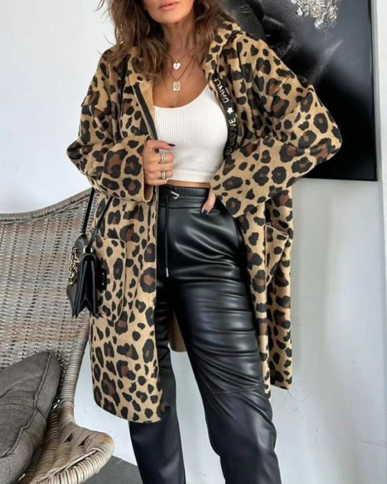 Uformell hettejakke med leopardmønster