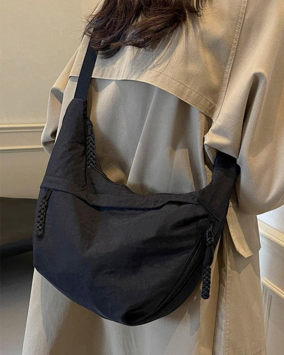 Nylon Dumpling Axelremsväska