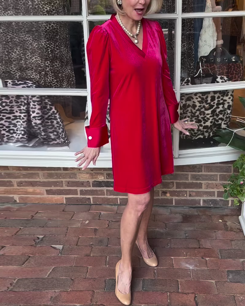 Elegant kjole med v-hals og ensfarget farge