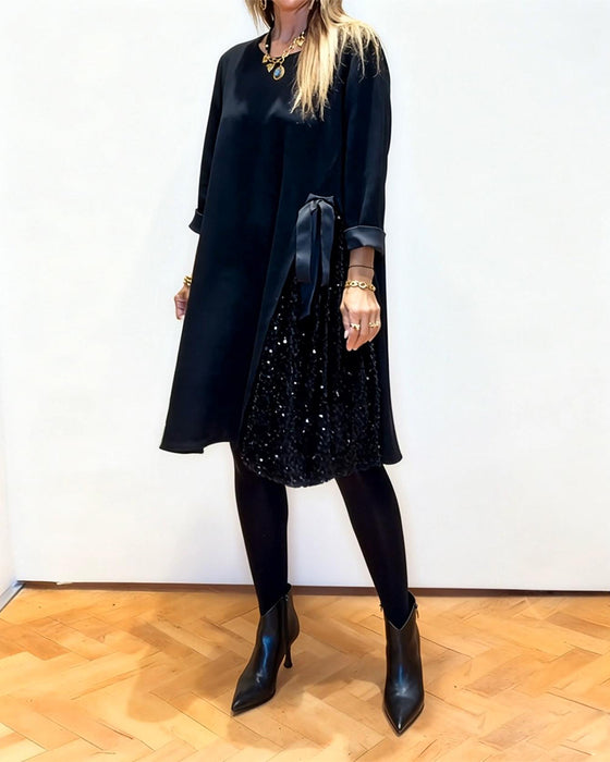 Stilfull Kjole Med Lappetæktsdetaljer Og Rund Hals