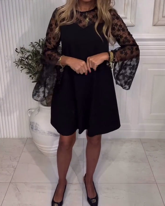 Helfarget Kjole Med Klokkearmer Og Lappetæktsdetaljer