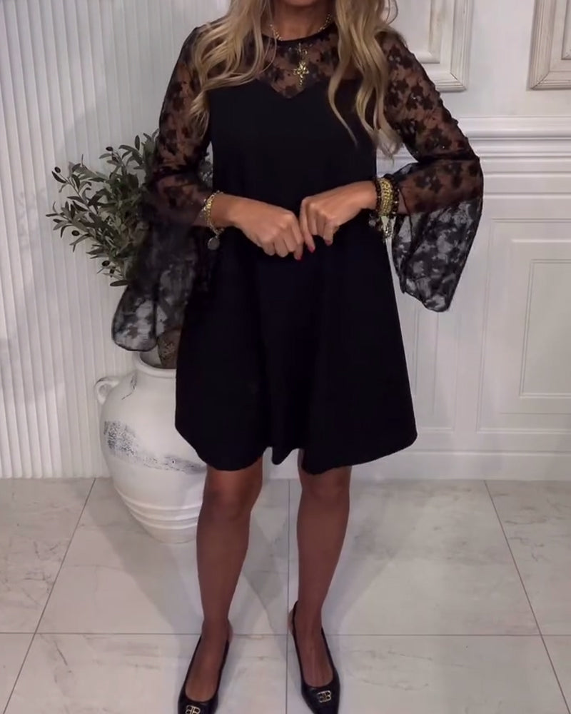 Helfarget Kjole Med Klokkearmer Og Lappetæktsdetaljer