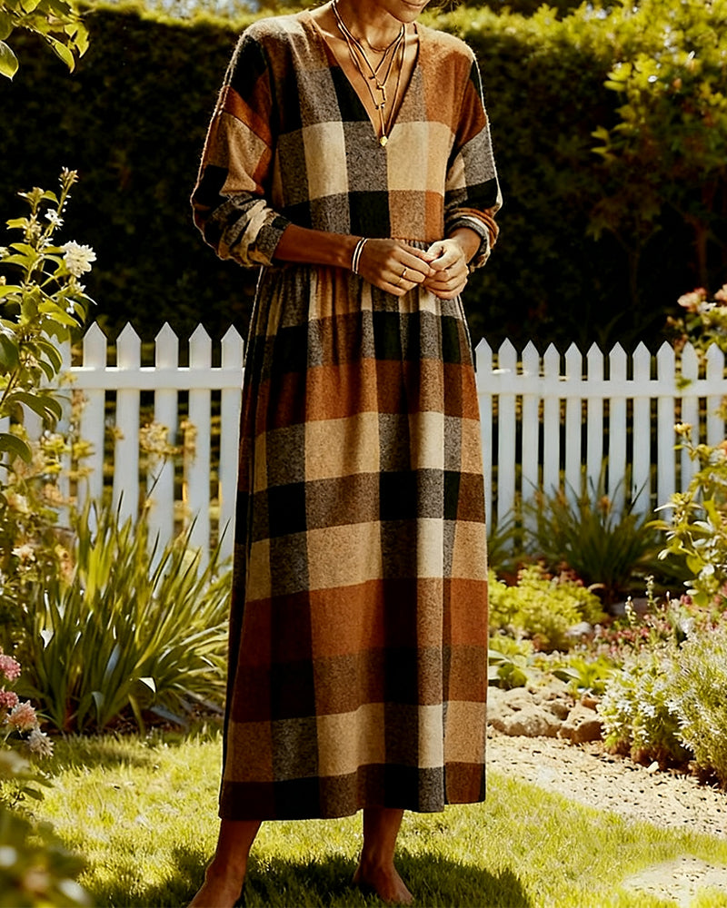 Stilfull Kjole Med Rutemønster Og V-Utringning