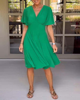 Ensfarget midjekjole med V-hals og sommerfuglerm