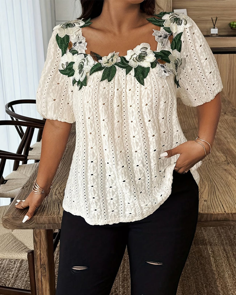 Bluse Med Firkantet Hals I Blomstrete Blonder Og Puffermer