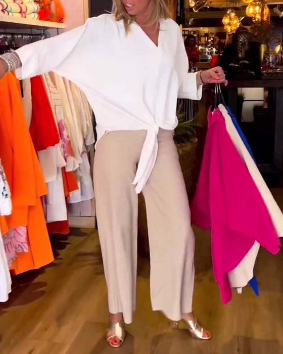 Ensfarget V-halsbluse med slips