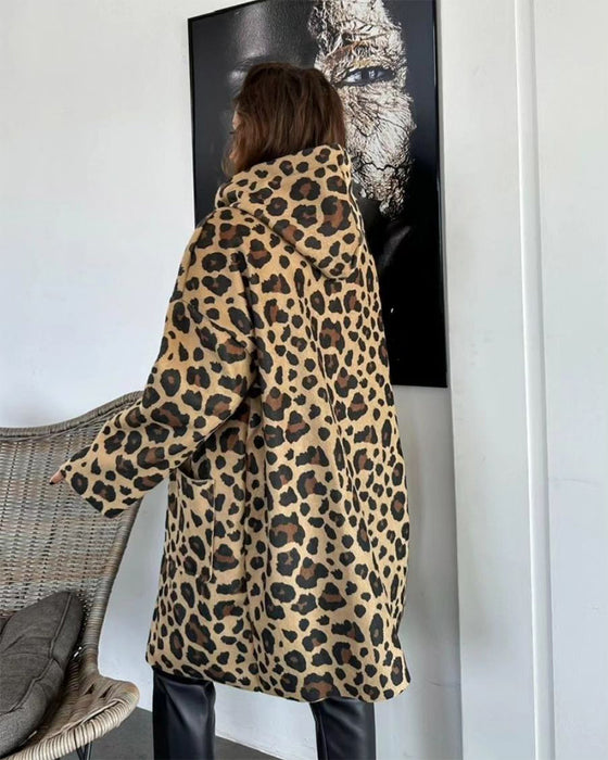 Uformell hettejakke med leopardmønster