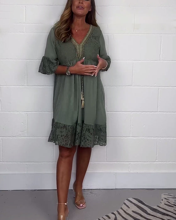 Elegant ensfarget løs V-hals kjole med blonder