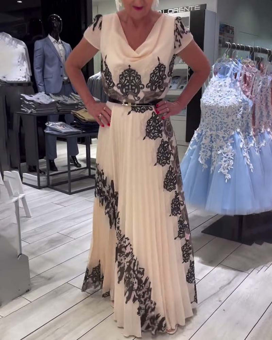 Plissert elegant kjole med vintage trykk