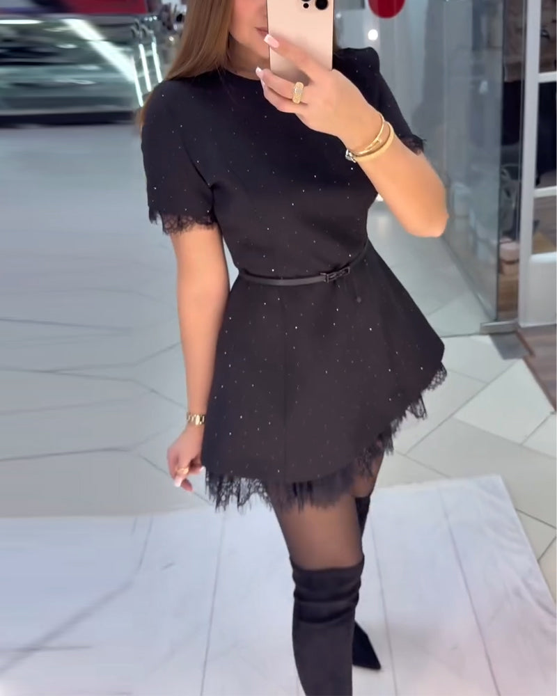 Glitrende Kniplingkjole Med Korte Ermer Og A-Linje