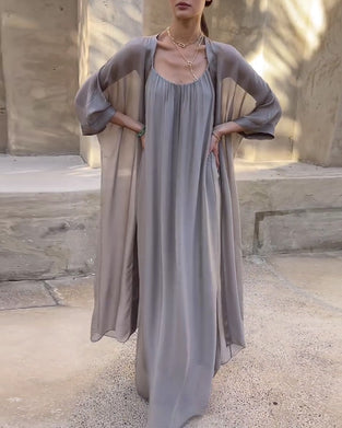 Sett Ermeløs Kjole Og Solbeskyttelsesjakke