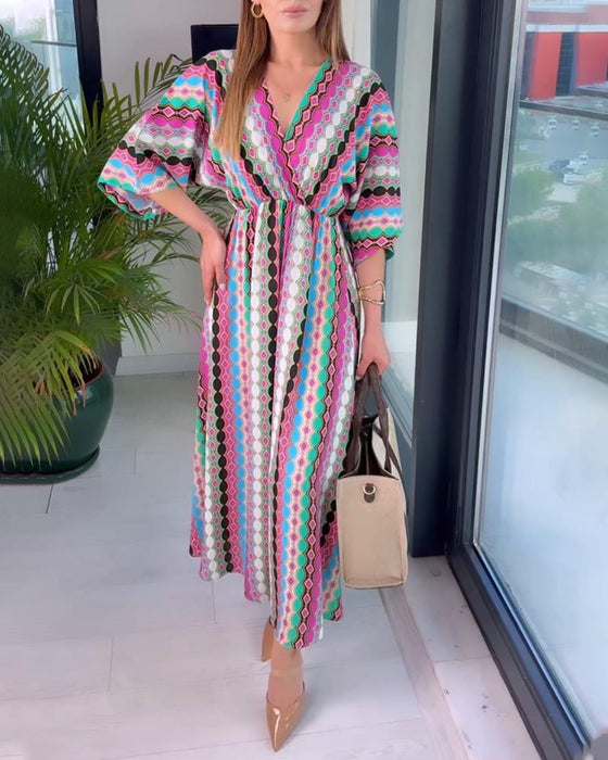 Fargerik kjole med patchworkprint med V-hals og trekvart erme