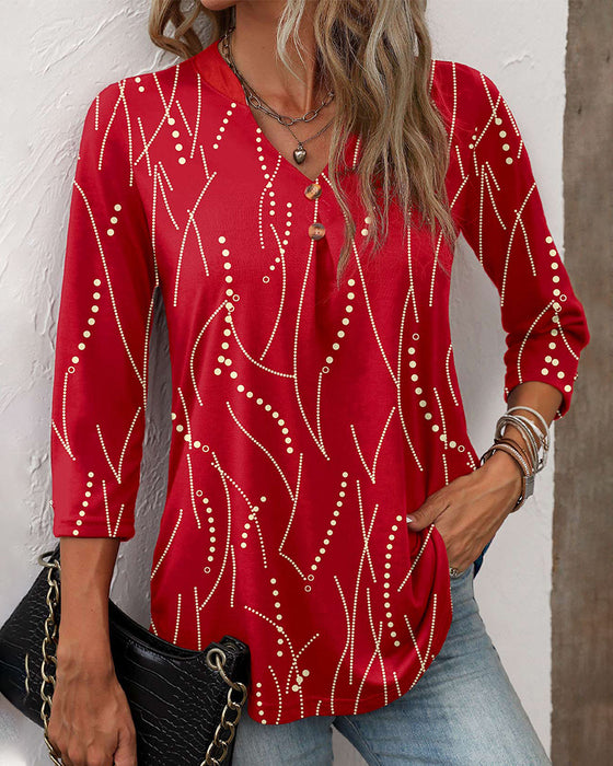 Elegant topp med knappeprint og V-hals