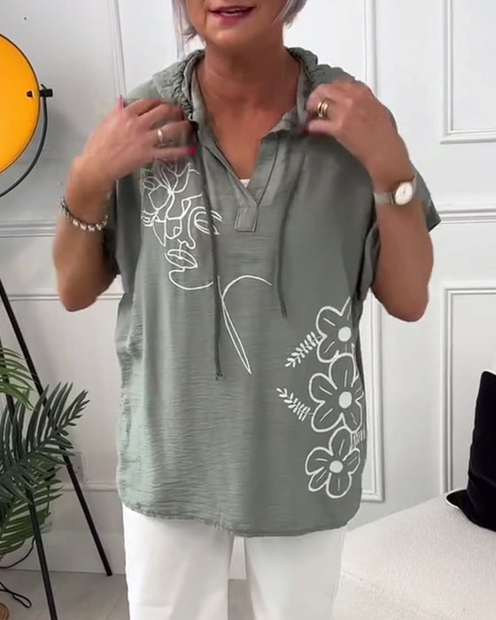 Uformell hettebluse med korte ermer med blomstertrykk